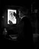 Il fotografo Domenico Coppi in camera oscura