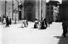 Piazza del Duomo con costumi femminili, 1898
